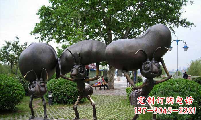 重庆蚂蚁之美搬运粮食的公园铜雕
