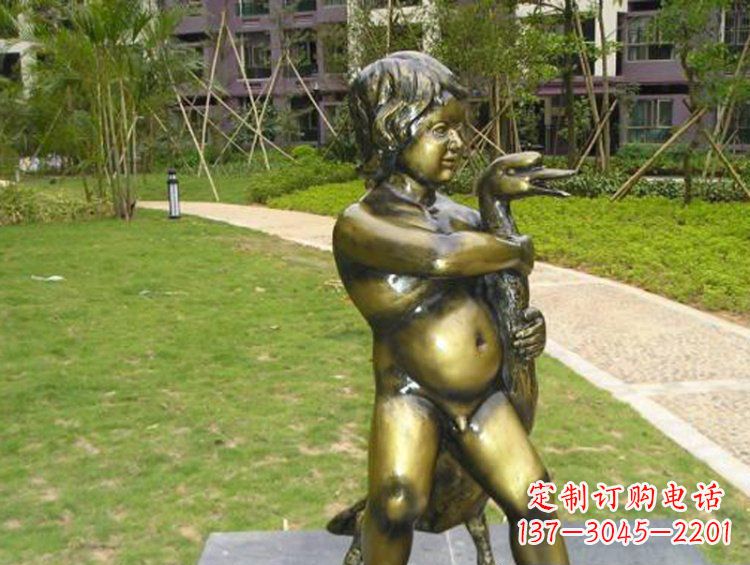 重庆抱着鹅的男孩城市玻璃钢仿铜景观雕塑