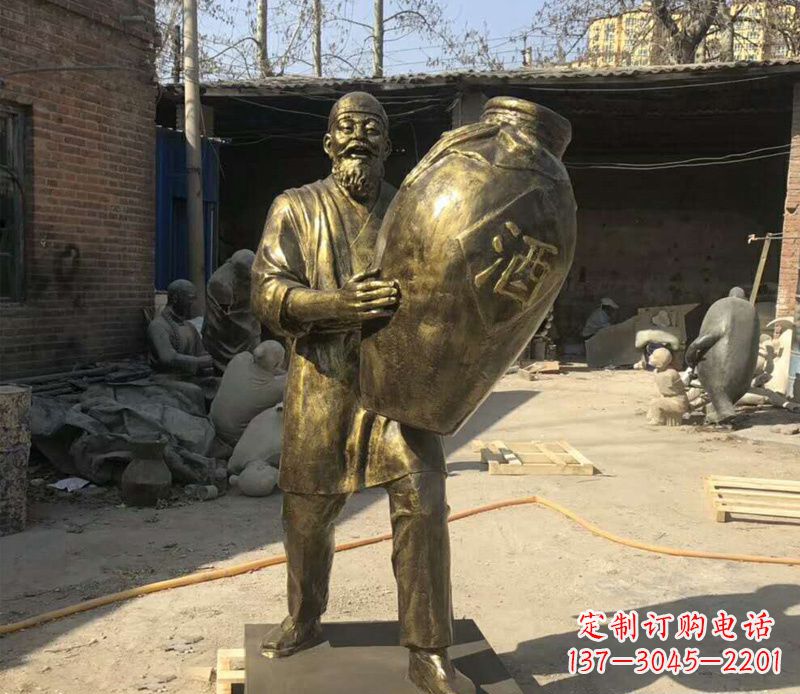 重庆抱着酒坛的人物铜雕