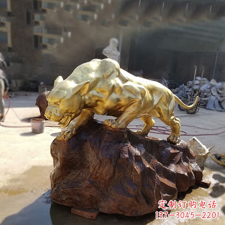 重庆铸铜雕刻的豹子公园景区情景动物雕塑