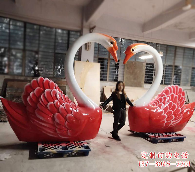 重庆天鹅玻璃钢爱心婚礼景观摆件