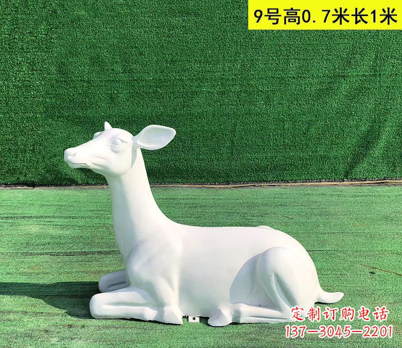 重庆玻璃钢白色小鹿雕塑公园动物摆件