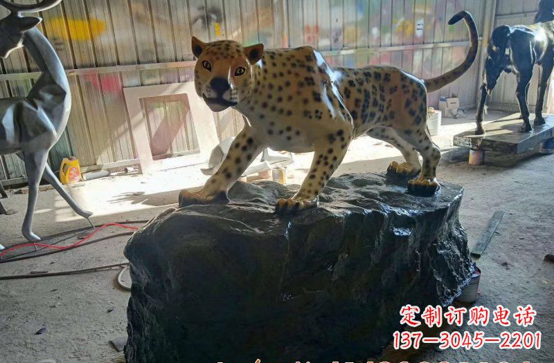 重庆玻璃钢豹子雕塑 (2)