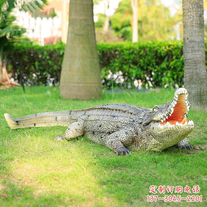 重庆玻璃钢雕塑户外园林景观装饰仿真动物鳄鱼摆件