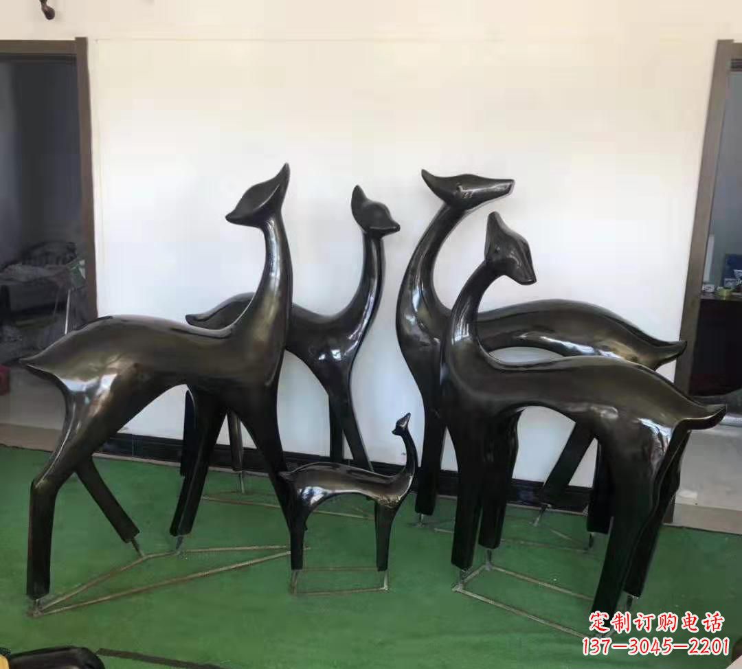 重庆玻璃钢仿铜鹿雕塑完美点缀庭院景观
