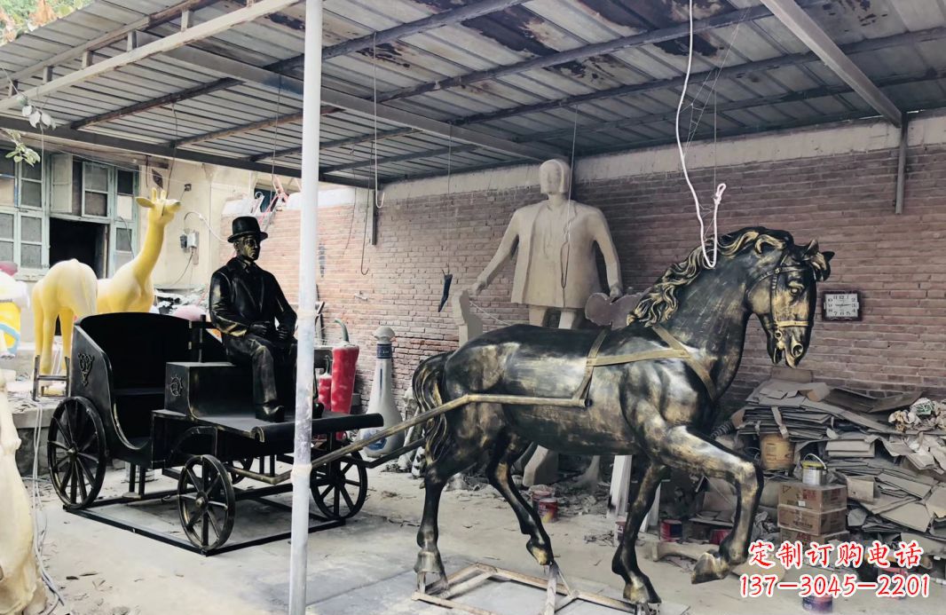 重庆玻璃钢仿铜马车雕塑——给广场景观增添绚丽色彩
