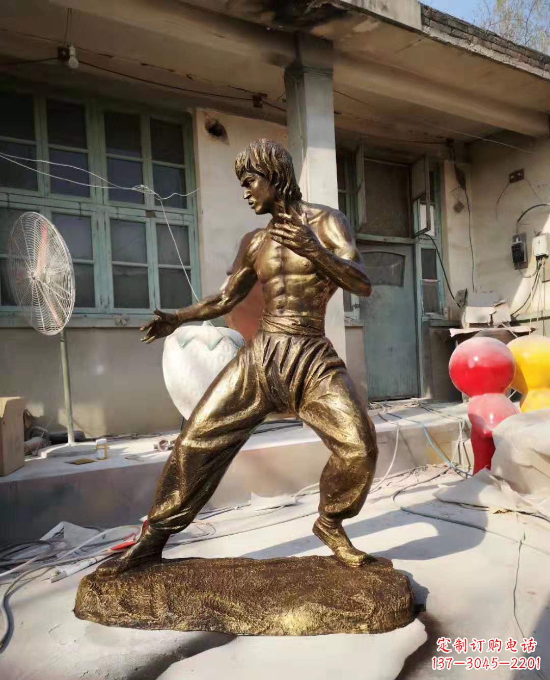 重庆铜像传奇——李小龙雕塑