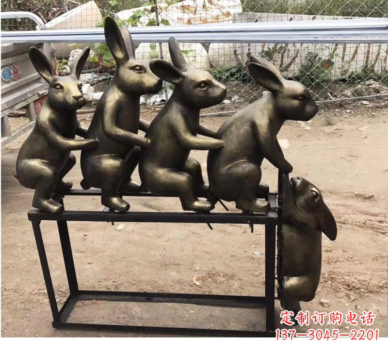 重庆玻璃钢兔子雕塑仿铜玩耍的兔子