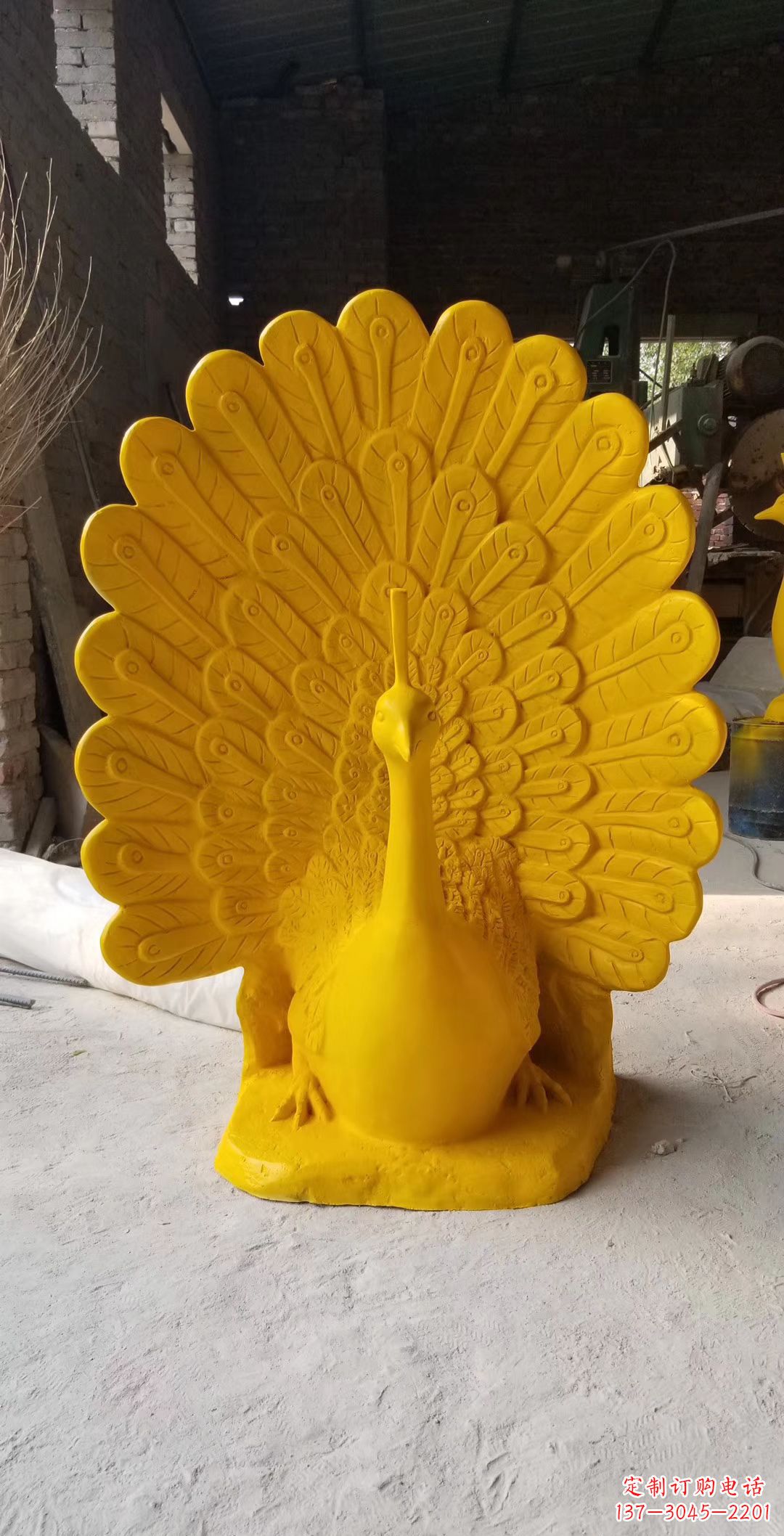 重庆玻璃钢制作的孔雀雕塑