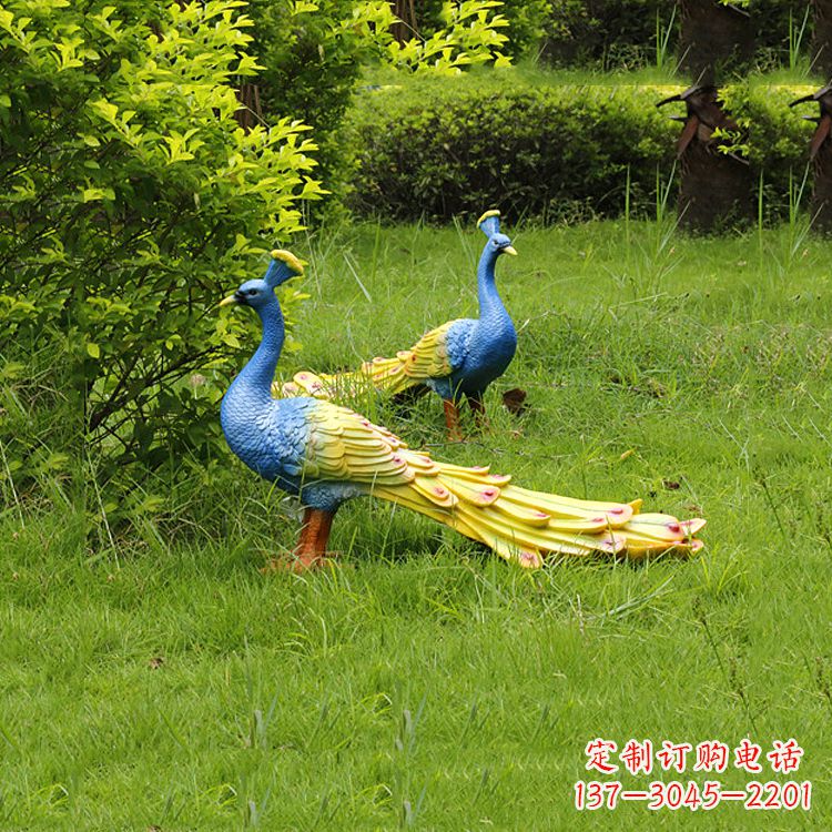 重庆玻璃钢孔雀雕塑——艺术点缀公园草坪