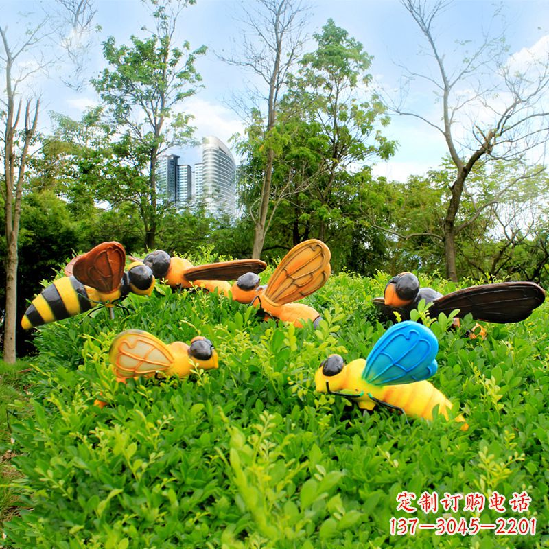 重庆公园草丛中的蜜蜂雕塑