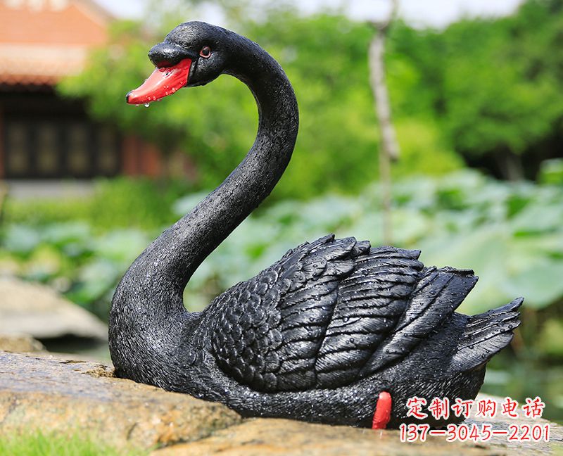 重庆玻璃钢雕刻的黑色天鹅——美丽宁静的公园园林摆件