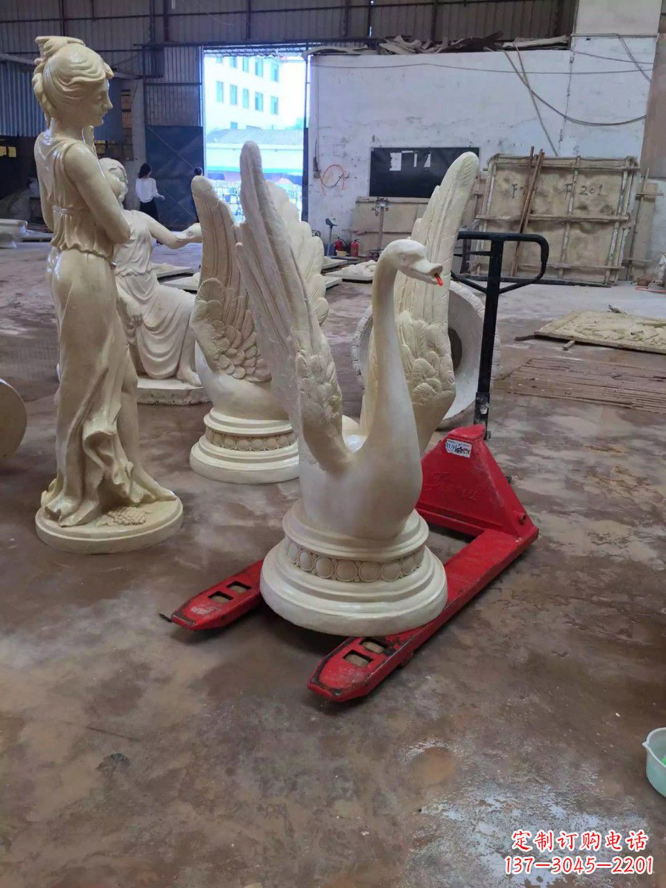 重庆玻璃钢制作的天鹅雕塑
