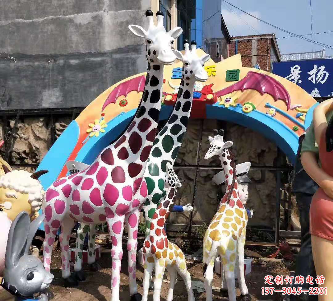 重庆玻璃钢材质的长颈鹿雕塑——点缀公园景观