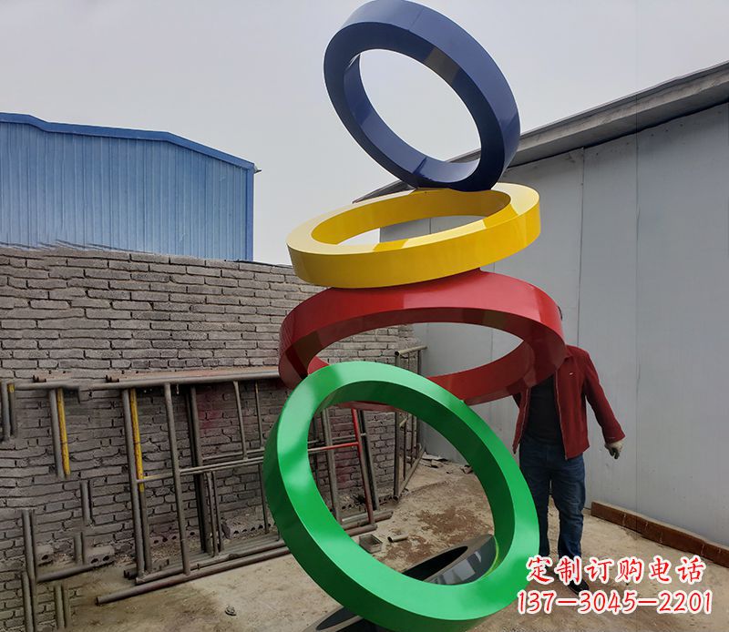 重庆璀璨缤纷的不锈钢圆环雕塑