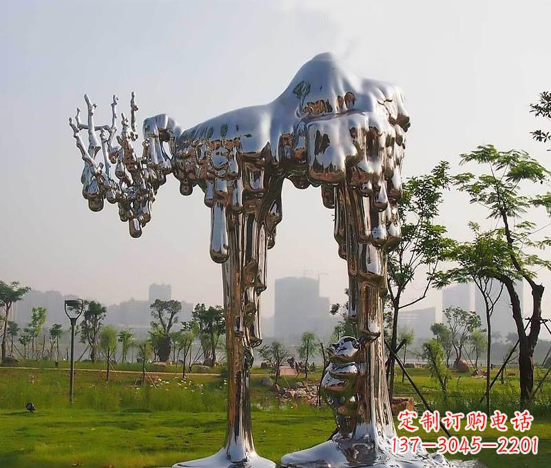 重庆拱门雕塑以不锈钢点缀精美的艺术品