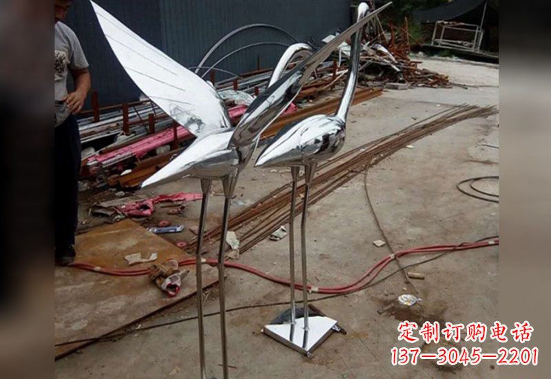重庆不锈钢仙鹤雕塑象征着美丽与和谐