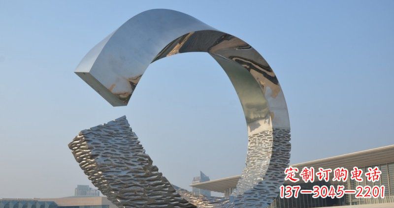重庆环绕城市的不锈钢圆环雕塑