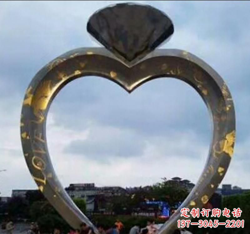 重庆不锈钢创意戒指雕塑拥有独一无二的外观