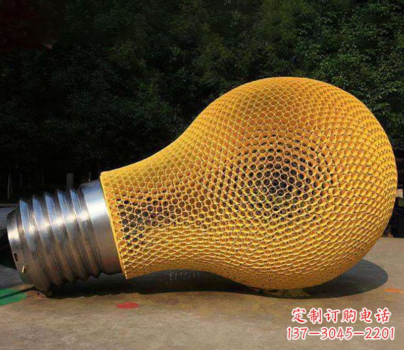 重庆不锈钢灯泡雕塑灯光下的美丽