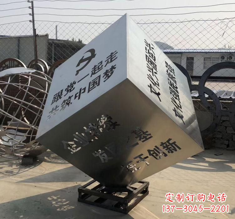 重庆不锈钢灯饰魔方雕塑——精妙艺术