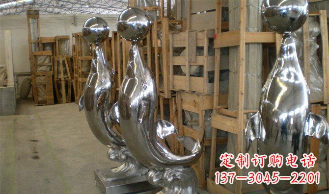 重庆不锈钢顶球海豚雕塑融合精美艺术与实用功能