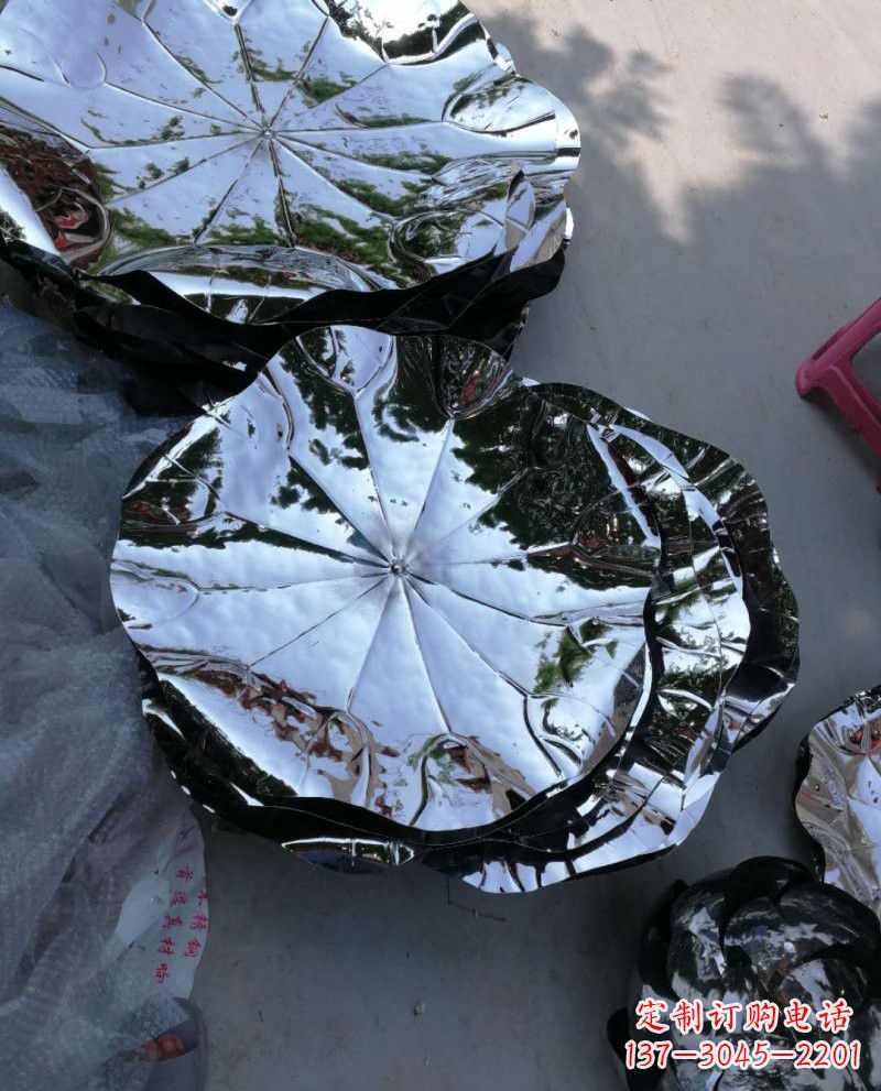 重庆不锈钢锻造的莲花雕塑