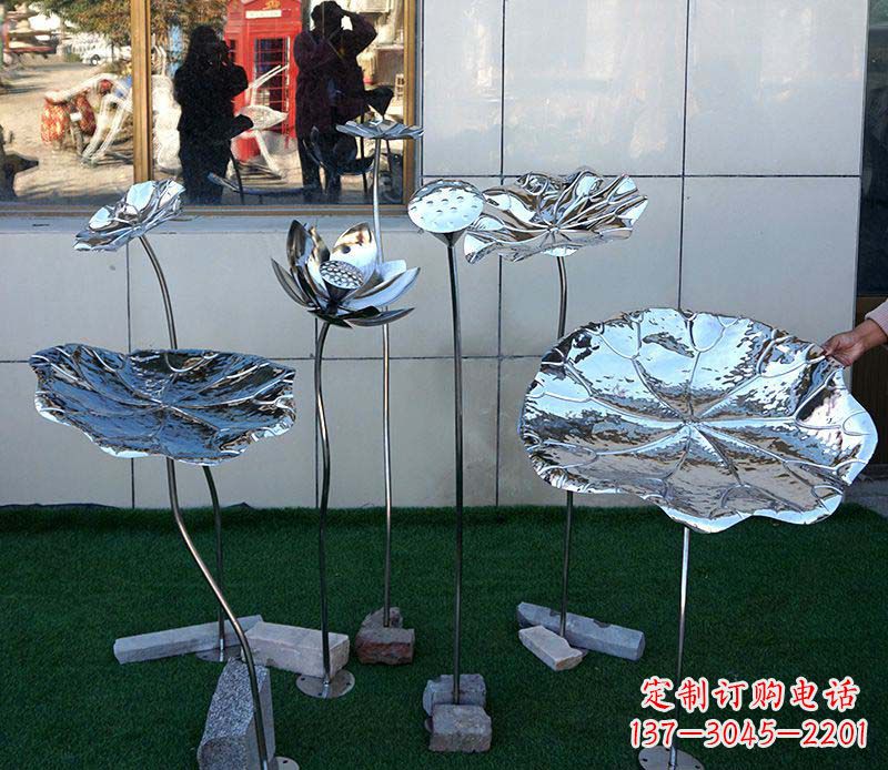 重庆不锈钢雕刻荷花美化环境