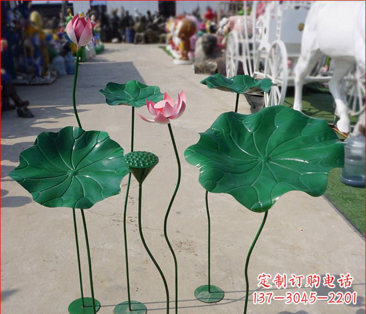 重庆不锈钢荷花雕塑色彩斑斓美不胜收