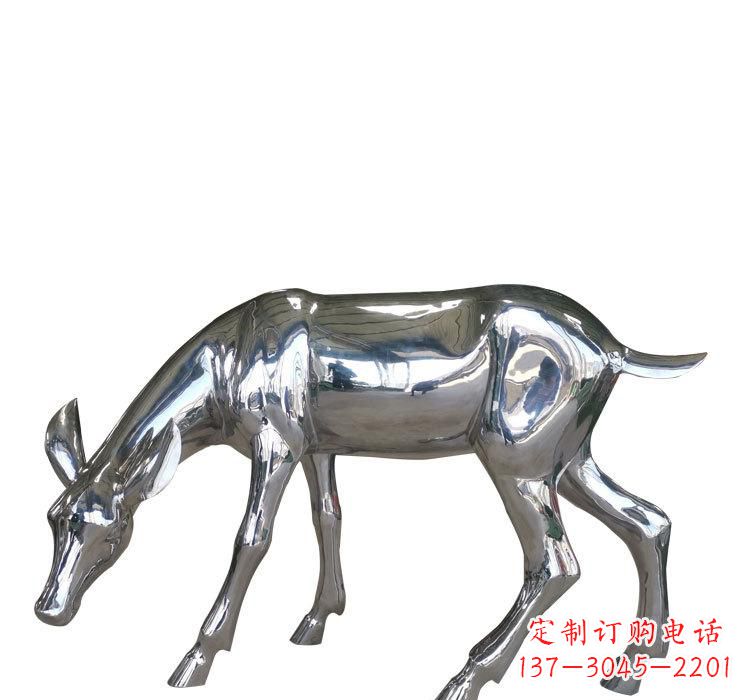 重庆不锈钢公园草坪上的鹿雕塑——让美景更加完美