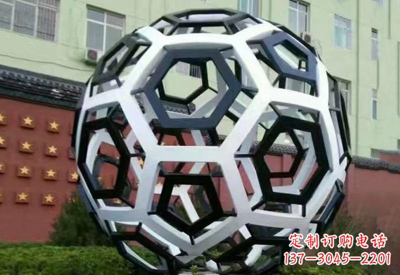 重庆不锈钢公园的镂空足球雕塑