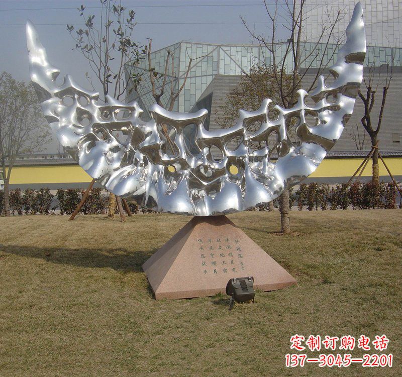 重庆不锈钢月亮雕塑象征着无尽的美丽