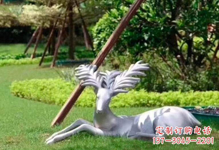 重庆不锈钢公园大角鹿雕塑精致而美丽