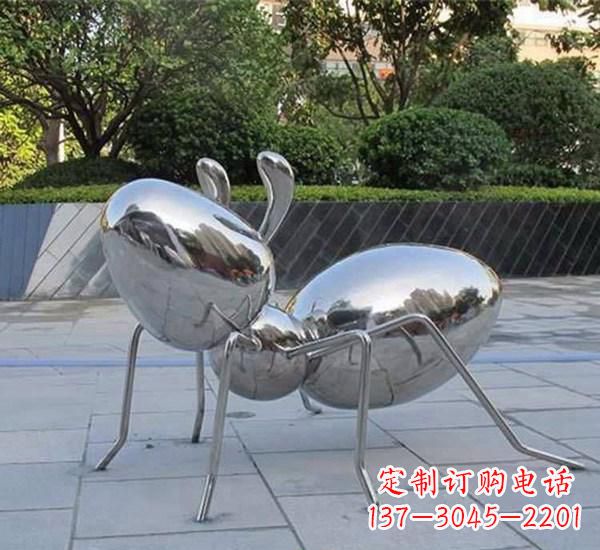 重庆不锈钢蚂蚁雕塑一座镜面公园的精美装点
