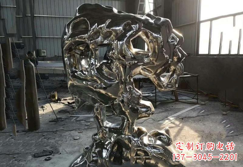 重庆太湖石雕塑不锈钢公园的镜面之美