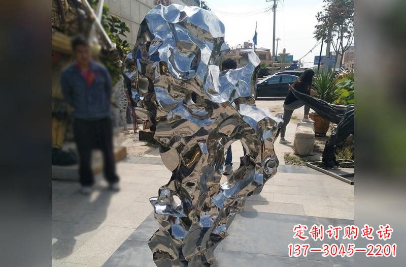 重庆太湖石雕塑——点缀不锈钢公园