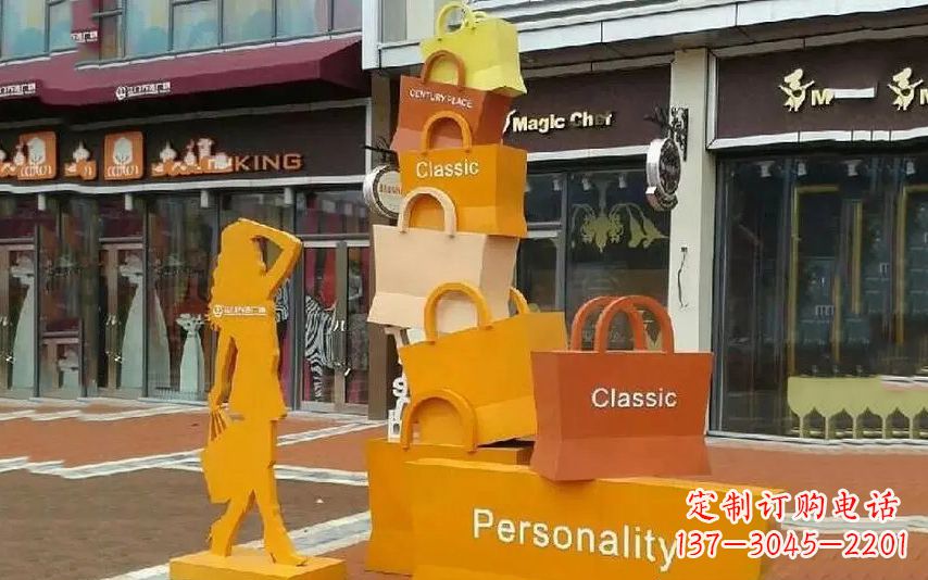 重庆街头景观购物袋雕塑