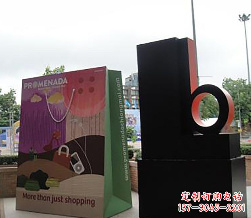 重庆不锈钢购物袋雕塑为公园带来现代风格
