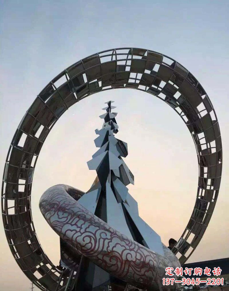 重庆不锈钢广场上的松树雕塑