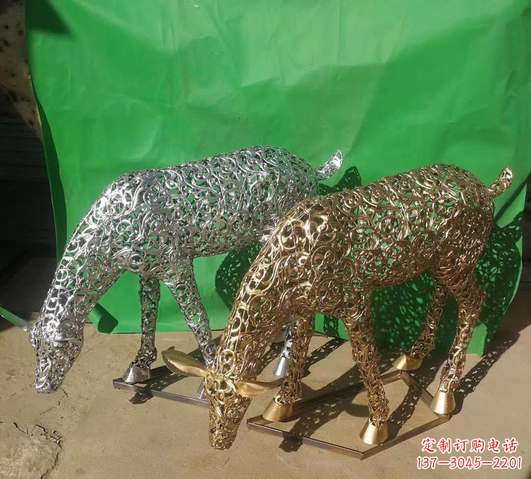 重庆不锈钢广场上的梅花鹿雕塑