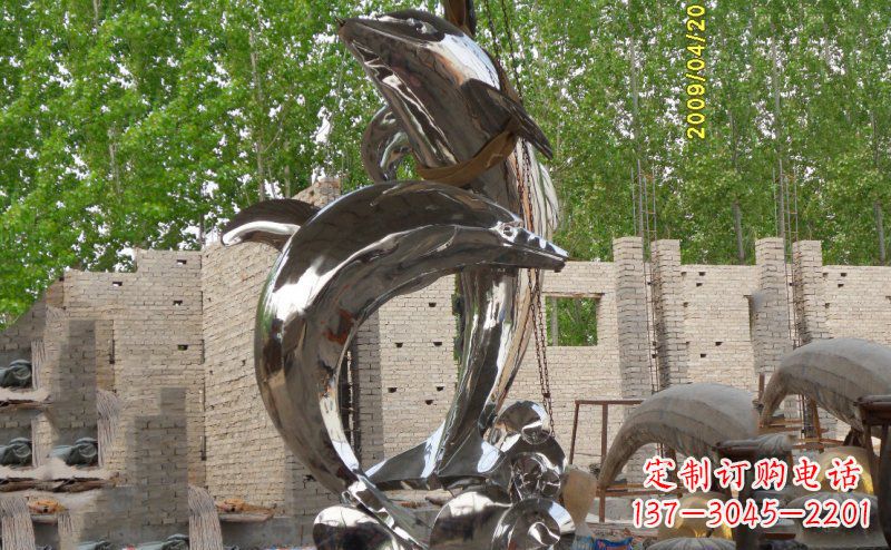 重庆海豚之美不锈钢海边雕塑