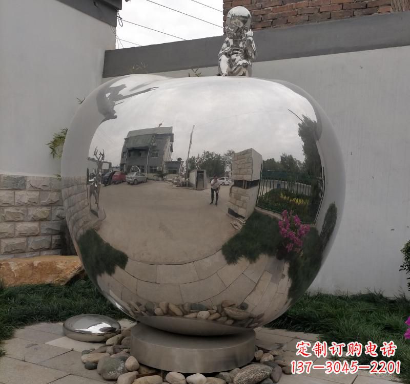 重庆不锈钢金色苹果雕塑古典与现代的结合
