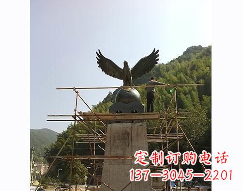 重庆不锈钢老鹰踩地球雕塑缅怀大自然之美