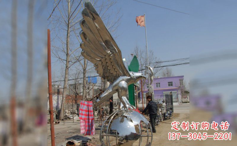 重庆不锈钢老鹰雕塑象征力量与美丽