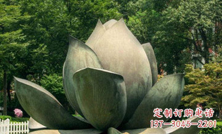 重庆不锈钢莲花公园精美的雕塑装点