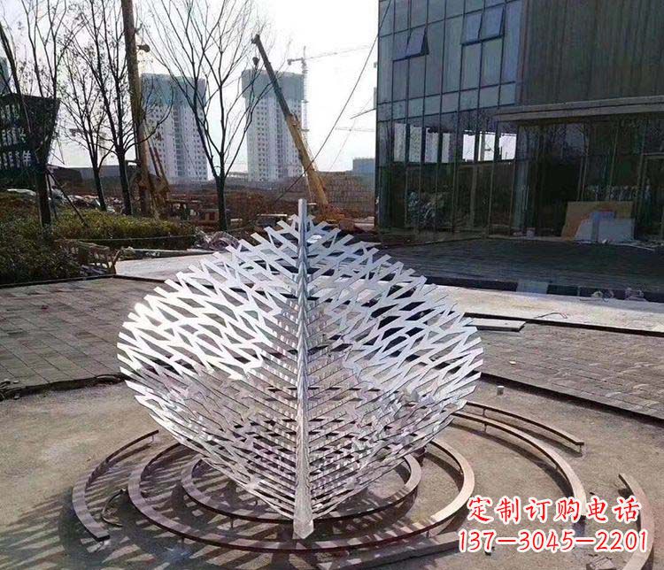 重庆不锈钢镂空树叶雕塑精美雕刻的艺术