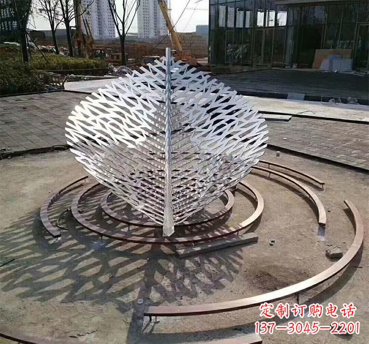 重庆不锈钢镂空树叶雕塑——给环境带来美丽