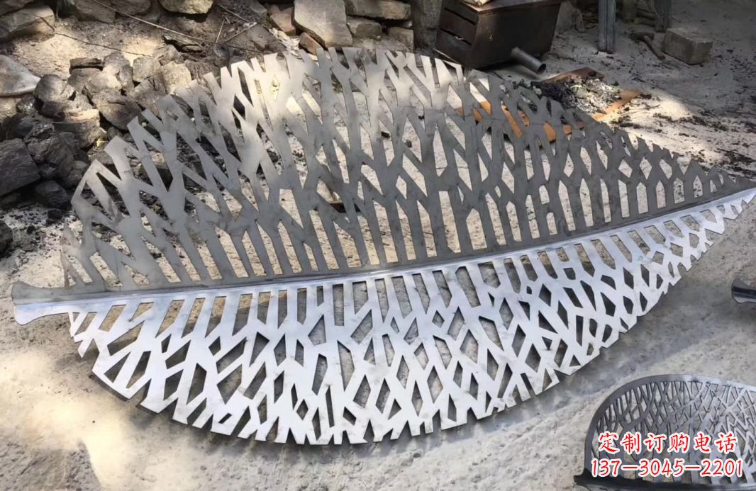 重庆不锈钢镂空树叶雕塑艺术的精美结合