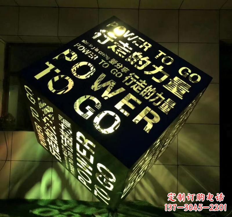 重庆不锈钢材质的魔方雕塑精致的艺术设计