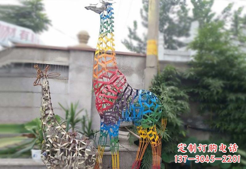 重庆长颈鹿雕塑优雅而古典的艺术